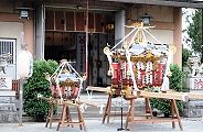 発輿式の参列者は道路にも並ぶ。'12.07.01.