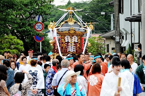 高台の神社近くの小道を氏子衆と賑やかに渡御。'12.07.01.
