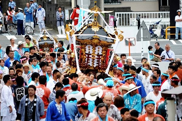 低地の県道を小神輿と連なって横断。'12.07.01.