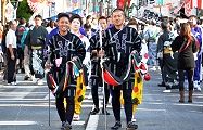 年番の若集が先導する祭礼行列。'12.10.07.