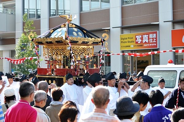 白丁に烏帽子の装束で担ぐ。'12.10.07.