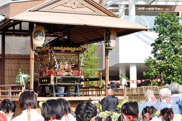 越谷駅東口の御仮舎神事。'12.10.07.
