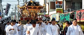 夜店掻き分ける様に渡御。'12.10.07.