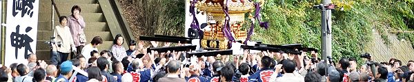 表参道石段前で放り上げでご挨拶。'12.11.03.
