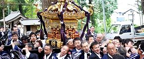 土煙上げ神輿揉み繰り返し周回。'12.11.03.