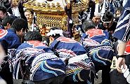 萱田上自治会館前でご披露。'12.11.03.