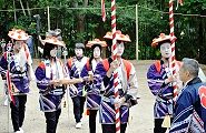 提灯と拍子木も担当の金棒衆は狐白化粧。'12.11.03.