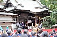 権現山の頂きに建つ社殿。'12.11.03.