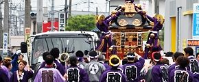 車道占有しての渡御が続く。'12.10.14.