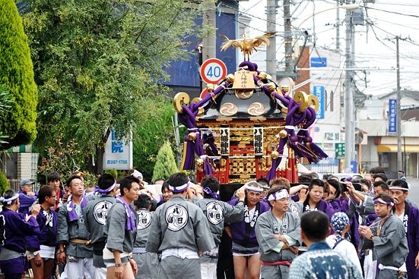 県道を悠然と渡御。'12.10.14.