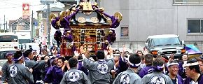 周りは担ぎ手を鼓舞する。'12.10.14.