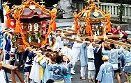 社殿前で二基同時に担ぎあげ。'12.07.22.