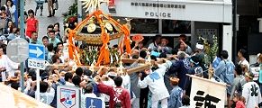 茅ヶ崎駅前交番へ神輿揉み。'12.07.22.