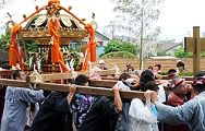 鼓舞されて南のお神酒所入り。'12.07.22.