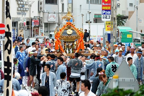 茅ヶ崎駅前飲食店街を渡御する宮神輿。'12.07.22.