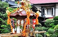 睦神輿は氏子役員宅に駐機。'12.07.22.