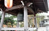 玉垣に隣接する鐘楼。'12.07.22.