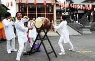 渡御路でも奏でる辻太鼓。'12.07.22.