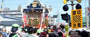 狭い路地中から東海道線を横断。'13.02.03.