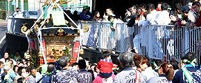 高架下を喘ぎながら上ってくる。'13.02.03.