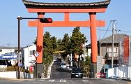 鶴嶺八幡宮の参道大鳥居。'13.02.03.