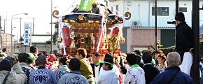 路地中から東海道に顔を出す。'13.02.03.