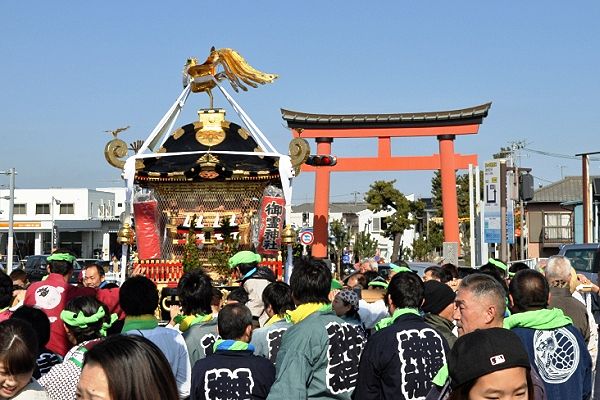 東海道鳥井戸橋の鶴嶺八幡宮の参道大鳥居。'13.02.03.