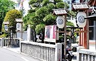 鳥居前は狭い。'13.05.05.