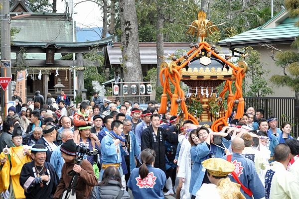 御嶽神社前をドッコイ担ぎで渡御。'13.01.03.