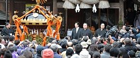 拝殿前から神輿揉みの宮出し。'13.01.03.