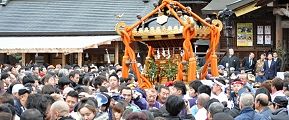 参道を初担ぎ喜ぶ担ぎ手達たち。'13.01.03.