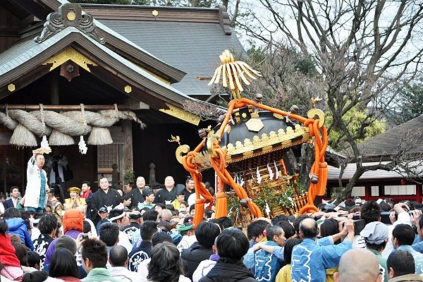 ドッコイ担ぎを横綱日馬富士が出迎える。'13.01.03.