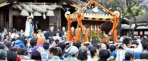 神輿揉み繰り返して拝殿へ。'13.01.03.