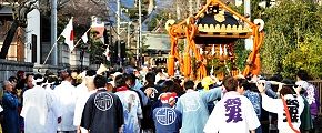 参道入口を一瞬後光?射し込む。'13.01.03.