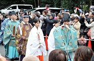 参列者を参道へ導く横笛、視線は日馬富士。'13.01.03.