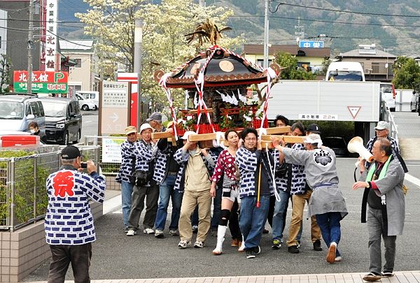 鈴張町太鼓連と平沢太鼓連に迎えられ。'13.04.07.