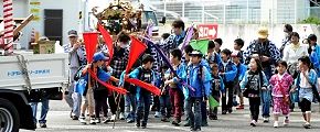 子供神輿を鈴張町太鼓連が先導。'13.04.07.