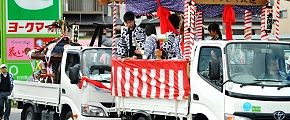 平沢太鼓連が先導の車載渡御。'13.04.07.