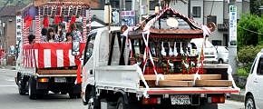 祭囃子に先導され直に車輛転送です。'13.04.07.