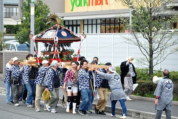 健康福祉センターまでの氏子による渡御。'13.04.07.