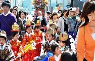男神輿衆も心和む稚児達。'13.04.13.