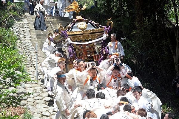 拝殿前の急石段からの神輿降ろし。'13.04.13.