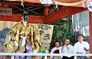 神楽殿で与瀬神楽。'13.04.13.