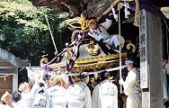 拝殿へ神輿がすれすれに潜り込む。'13.04.13.