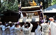 拝殿へと担ぐ神輿庫前で大きく傾く。'13.04.13.