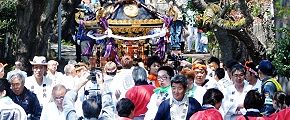 急石段降ろし達成の安堵漂う。'13.04.13.