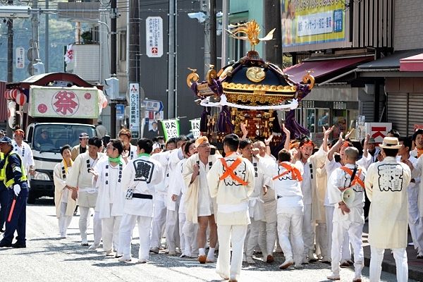 威勢良い担ぎがロータリーに入り込む。'13.04.13.