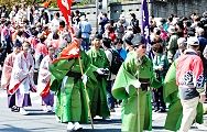 参道入り口脇の社務所からの渡御。'13.04.13.
