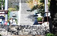 急石段が境内まで続く参道。'13.04.13.