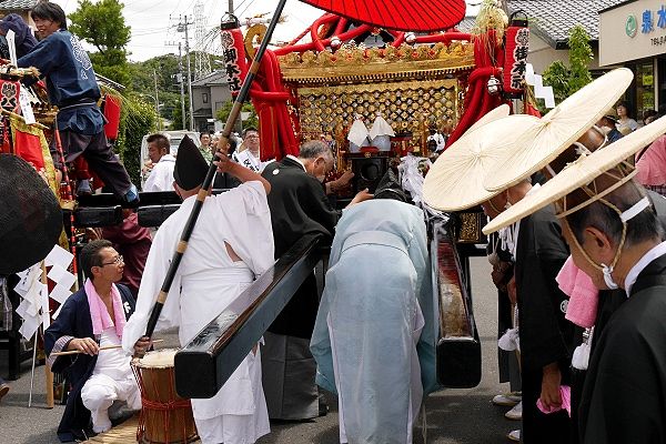 宮下での厳かな神事。'13.07.20.